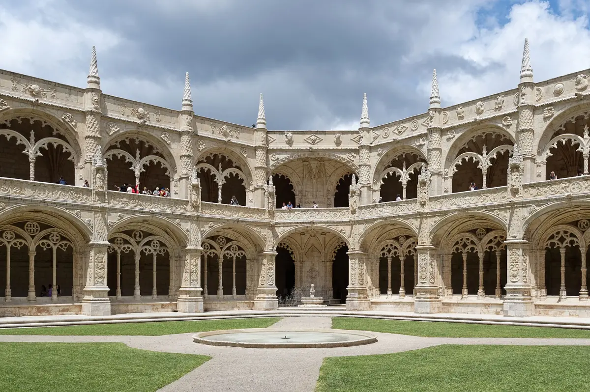 The two-storey cloister of Jeronimos Monastery