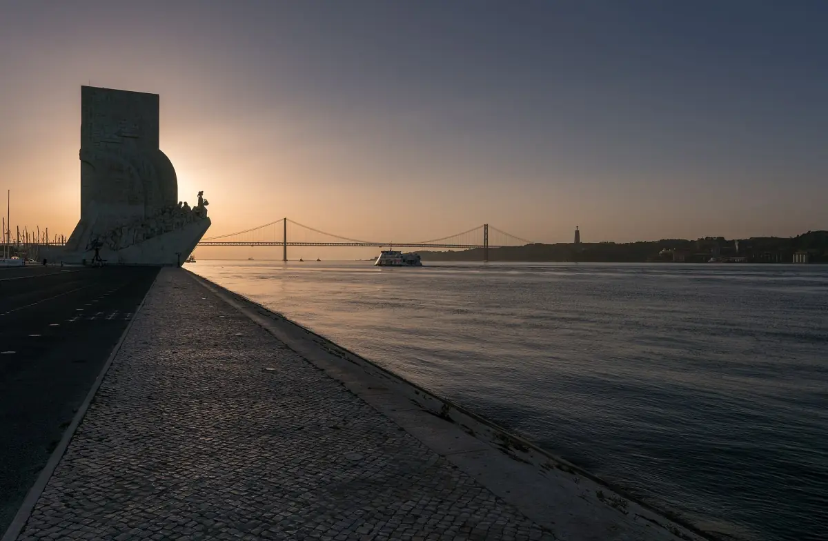 The monument against the morning sun