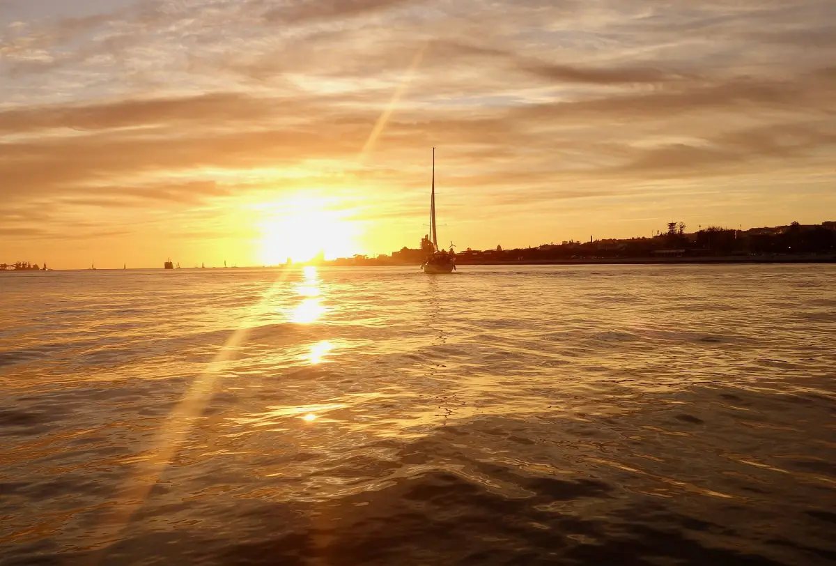 Sunset sailing on the Tagus